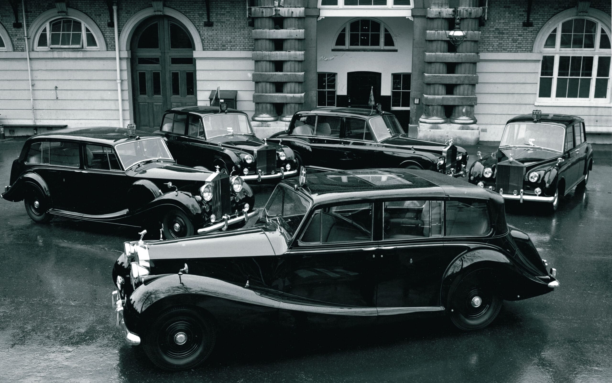 Rolls-Royce Phantom IV Landaulette Traffic
